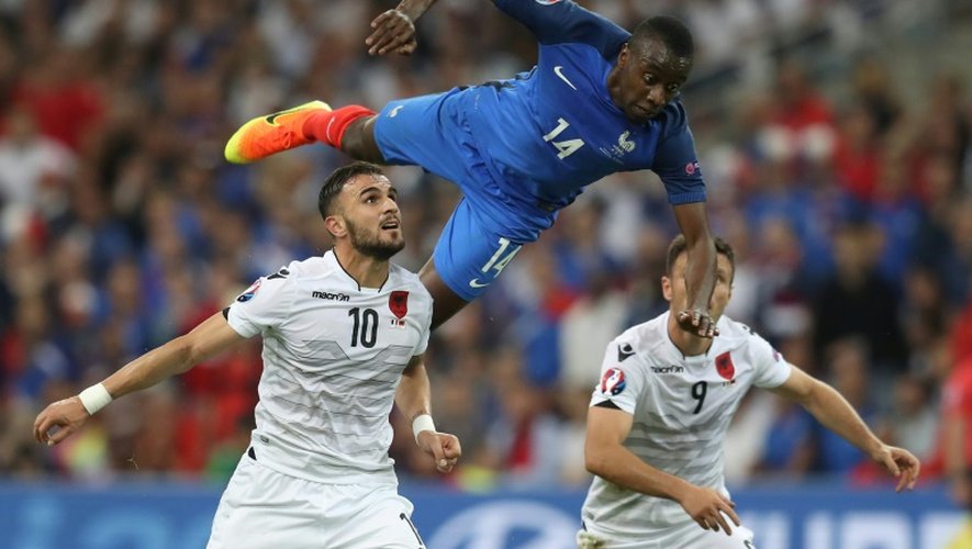 Le milieu de terrain français Blaise Matuidi saute au-dessus de l'Albanais Armando Sadiku, lors du match entre l'équipe de France et l'équipe d'Albanie à Marseille, le 15 juin 2016