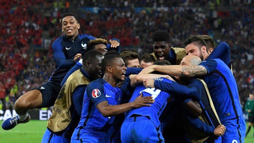 L'équipe de France célèbre sa victoire après le match contre l'Albanie, à Marseille, le 15 juin 2016