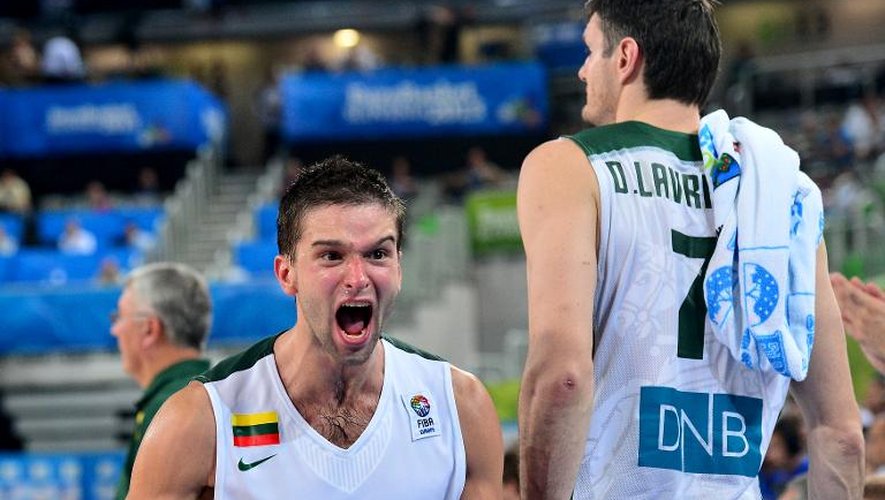 Mantas Kalnietis de l'équipe de Lituanie (à gauche) lors de la demi-finale du Mondial-2013 de basket contre la Croatie le 20 septembre 2013 à Ljubljana