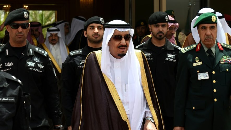 Le roi Salmane à Ryad entouré par ses gardes de sécurité, le 5 mai 2015