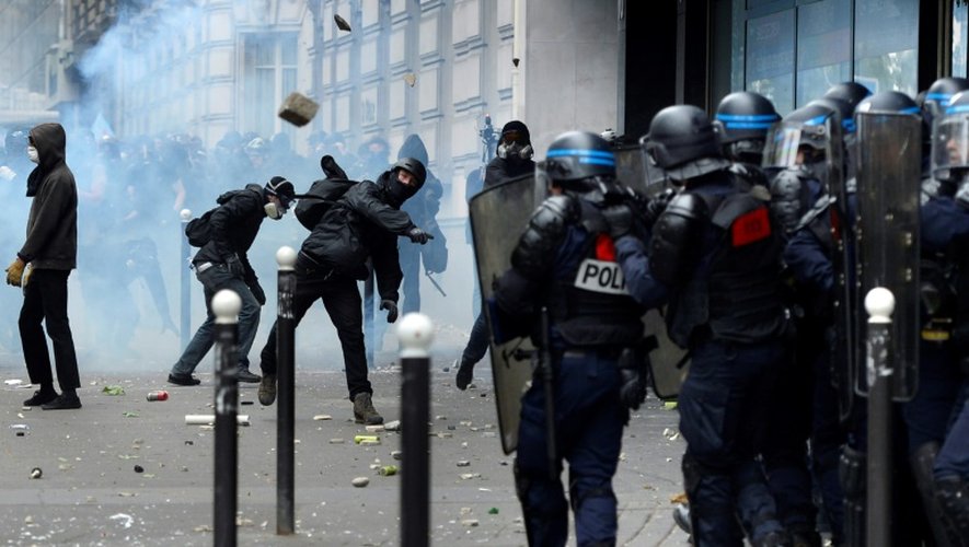 Les forces de l'ordre face à des jets de pierre lors de la manifestation contre la loi travail le 14 juin 2016 à Paris