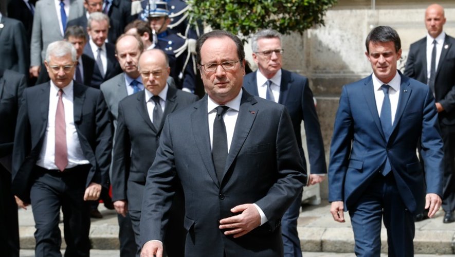 Francois Hollande suivi de GàD du président de l'Assemblée Claude Bartolone, du ministre de l'Intérieur Bernard Cazeneuve, du ministre allemand de l'intérieur Thomas de Maiziere et du Premier ministre Manuel Valls, à son arrivée le 15 juin 2016 au ministère de l'Intérieur à Paris