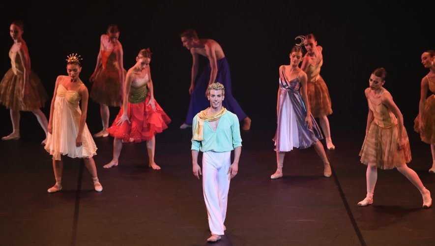 Le danseur soliste italien Nicola Lazzaro sur scène lors de la première mondiale au Grand Théâtre d'Albi du ballet "Le Petit Prince", le 24 juillet 2015