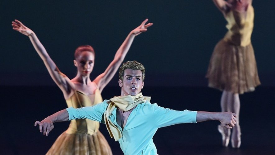 Le danseur soliste italien Nicola Lazzaro sur scène lors de la première mondiale au Grand Théâtre d'Albi du ballet "Le Petit Prince", le 24 juillet 2015