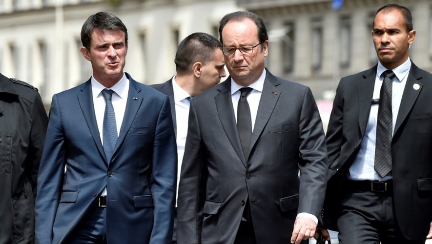 Le Premier ministre Manuel Valls et le président Francois Hollande à l'issue d'une cérémonie en hommage au policier et à sa compagne tués, le 15 juin 2016 à Paris