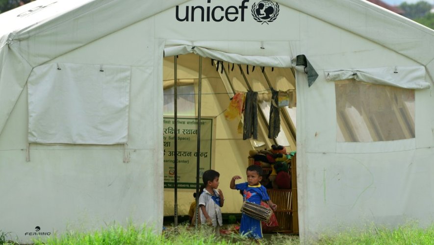 Des enfants dans dans un camp de rescapés du séisme au Népal, le 23 juillet 2015 à Katmandou