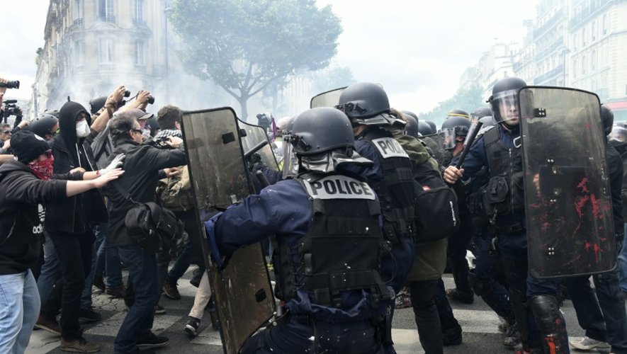 Heurts entre casseurs et forces de l'ordre lors de la manifestation contre la loi travail le 14 juin 2016 à Paris