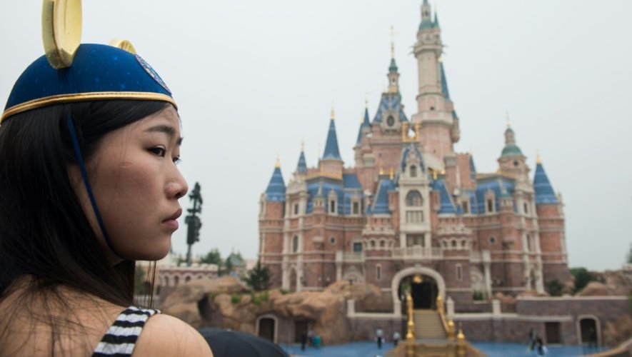 Une jeune fille porte des oreilles de Mickey pour la cérémonie d'ouverture du Disney Resort de Shanghai le 16 juin 2016