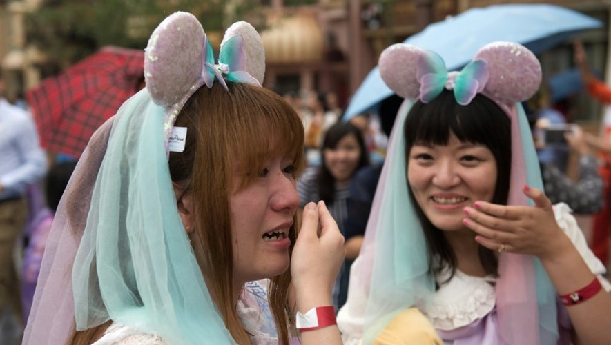 Des visiteurs assistent à l'inauguration du Disney Resort de Shanghai le 16 juin 2016