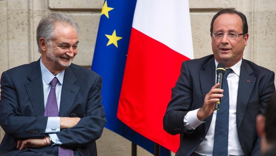 Jacques Attali (g) et François Hollande le 21 septembre 2013 à l'Elysée