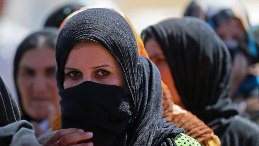Déplacées par la violence qui s'est emparée du nord de l'Irak, ces femmes s'enregistrent dans un camp de réfugiés à Aski Kalak, à 40 kilomètres d'Arbil dans la région autonome kurde, le 17 juin 2014