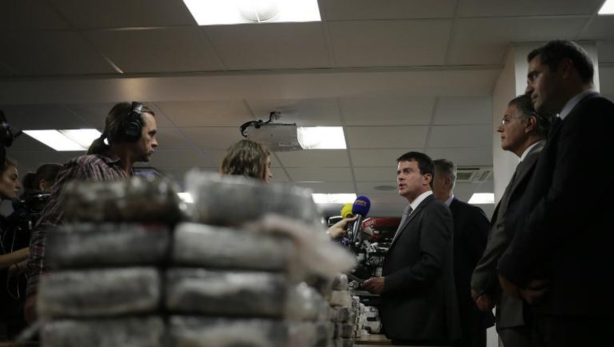 Manuel Valls le 21 septembre 2013 à Nanterre après avoir annoncé la saisie dix jours plus tôt d'1,3 tonne de cocaïne à bord d'un avion d'Air France