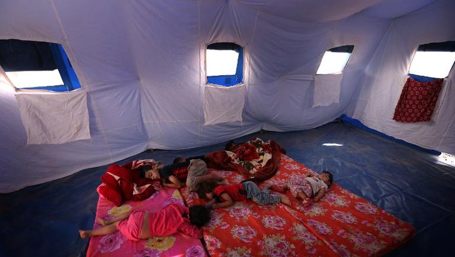 Des enfants dorment sous une tente érigée par le HCR pour accueillir les familles chassées par la violence dans le nord de l'Irak, à Aski Palak, le 12 juin 2014