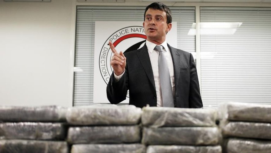 Manuel Valls à Nanterre le 21 septembre 2013 devant de la cocaïne saisie à bord d'un avion d'Air France dix jours plus tôt