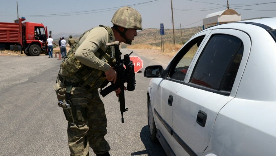 Un soldat turc à un point de contrôle le 26 juillet 2015 à Diyarbakir