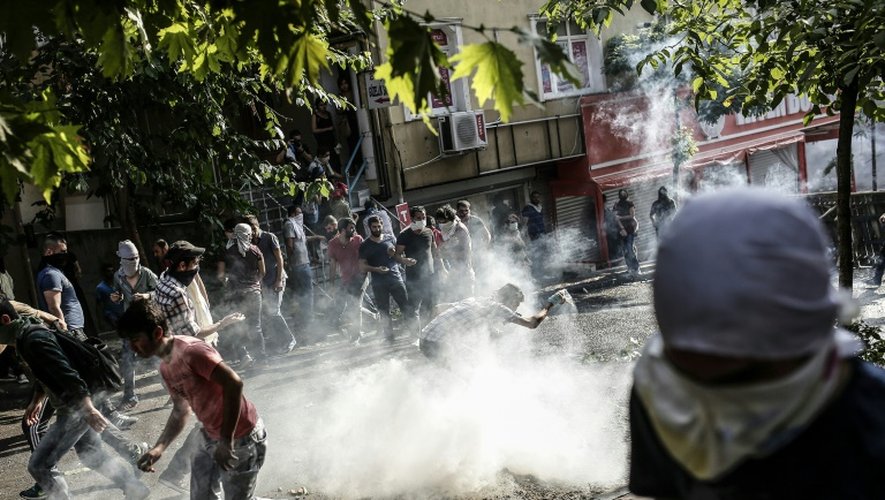 Heurts entre manifestants et forces de l'ordre le 25 juillet 2015 à Istanbul