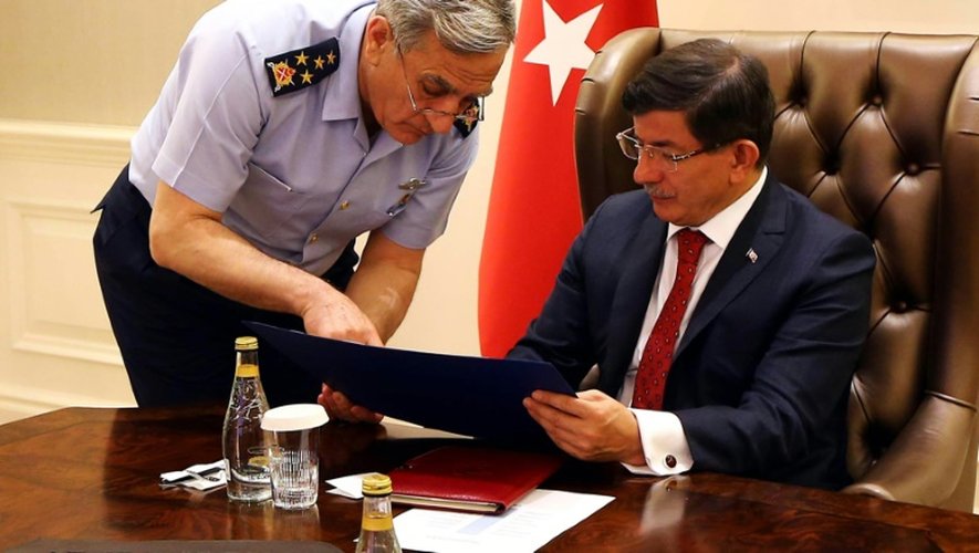 Le général Akin Ozturk, chef de l'armée de l'air, et le Premier ministre Ahmet Davutoglu lors d'une réunion le 25 juillet 2015 à Ankara