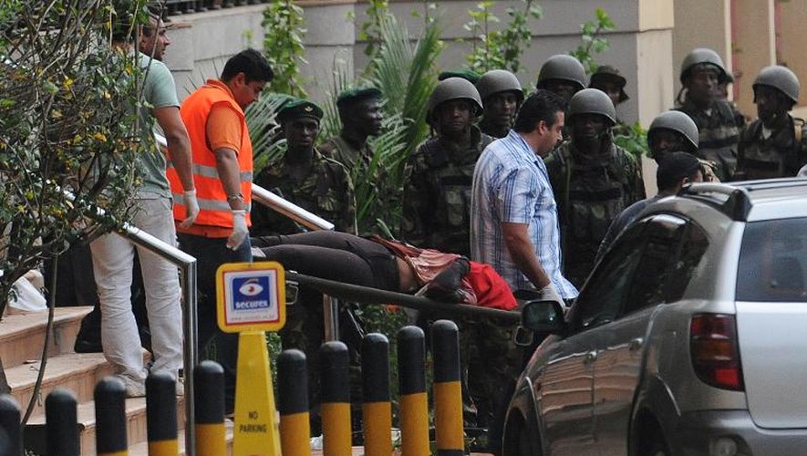 Le corps d'une femme est emmené par des secouriste après l'attaque sanglante dans un centre commercial de Nairobi le 21 septembre 2013