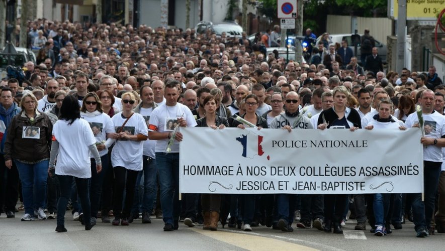 Marche blanche en hommage à Jean-Baptiste Salvaing et Jessica Schneider, le 16 juin 2016 à Mantes-la-Jolie