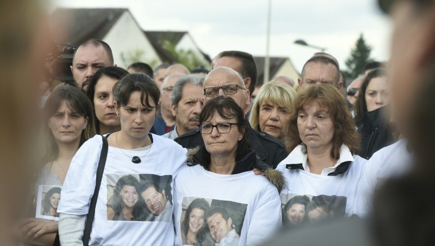 Hommage à Jean-Baptiste Salvaing et Jessica Schneider, le 16 juin 2016 devant le commissariat de Mantes-la-Jolie