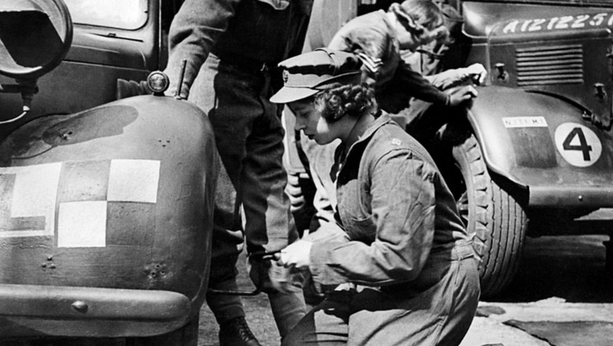 La princesse Elizabeth change une roue d'un tank dans les années 40 lors de la seconde guerre mondiale
