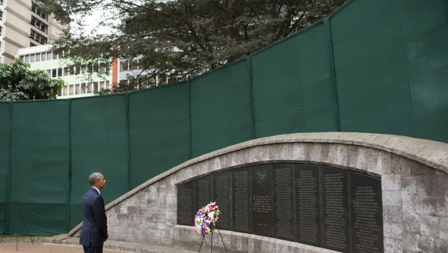 Barack Obama se recueille après avoir déposé une couronne le 25 juillet 2015 au Memorial Park de Nairobi en hommage aux victimes de l'attentat du 7 août 1998 contre l'ambassade américaine au Kenya, qui a fait 218 morts