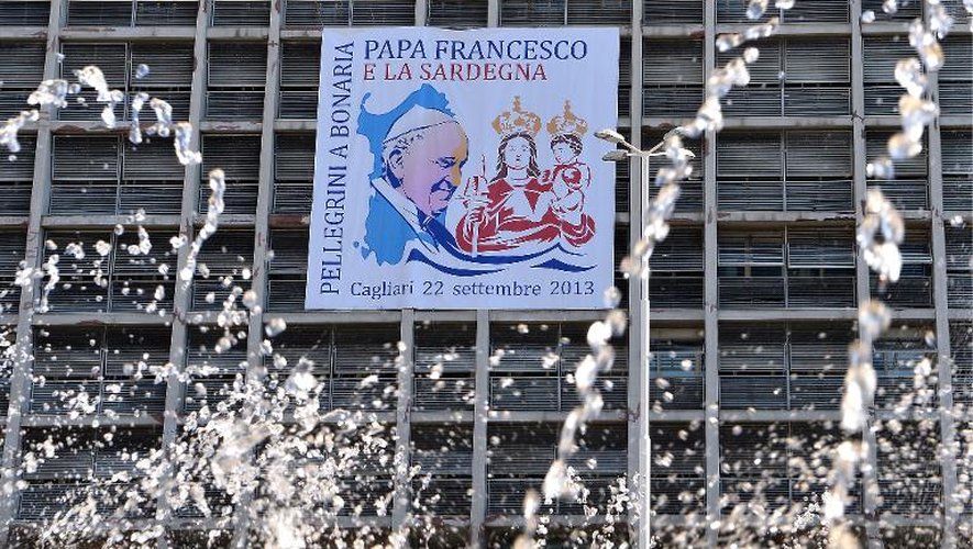 Le portrait du pape François sur un immeuble de Cagliari,  le 21 septembre 2013 en Sardaigne