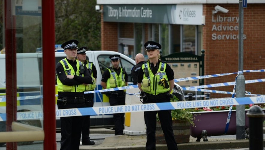 Des policiers montent la garde à Birstall (nord de l'Angleterre) où la députée britannique pro-européenne Jo Cox a été violemment agressée, le 16 juin 2016