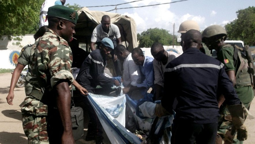Des forces de sécurité  évacuent un corps après un attentat-suicide à Maroua, la capitale de l'Extrême-nord du Cameroun, le 22 juillet 2015