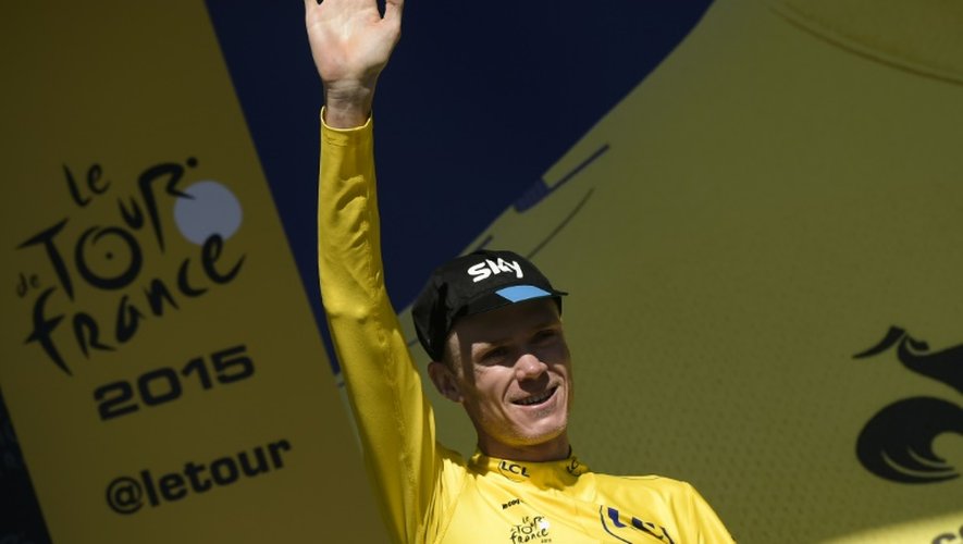 Le Britannique Christopher Froome célèbre son maillot jaune de leader du Tour de France à l'issue de la 20e et avant dernière étape, le 25 juillet 2015 à L'Alpe d'Huez