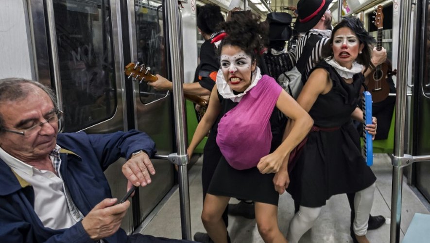 Des clowns dans le métro le 31 mars 2015 à Mexico