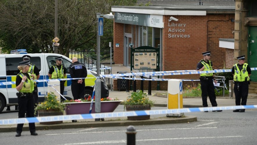 Cordon policier sur le site de l'attaque d'une députée britannique, le 16 juin 2016 à Birstall au nord de l'Angleterre