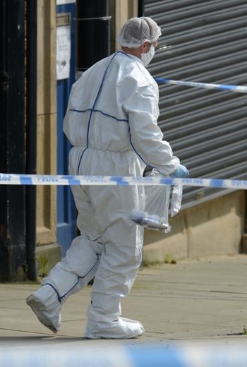 La police scientifique sur le site de l'attaque d'une députée britannique, le 16 juin 2016 à Birstall dans le nord de l'Angleterre
