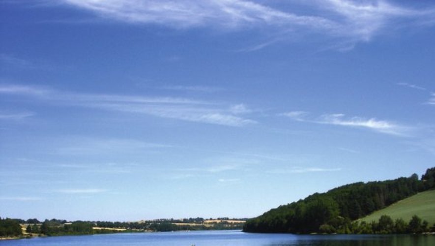 Les eaux du lac de Pareloup, non loin de Salles-Curan, tranchent avec les collines et forêts environnantes.