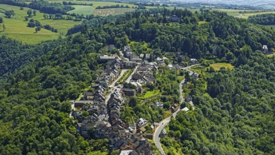 Le château, construit au début du XIIIe, surplombe les gorges de l’Aveyron.