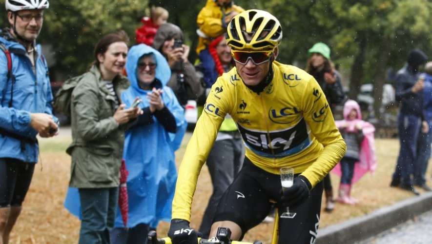 Chris Froome fête sa victoire dans le Tour de France avec une coupe de champagne, au début de la dernière étape entre Sèvres et Paris, le 26 juillet 2015