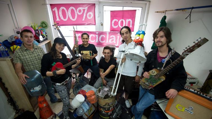Les membres du groupe colombien "Latin Latas", le 21 août 2013 à Bogota