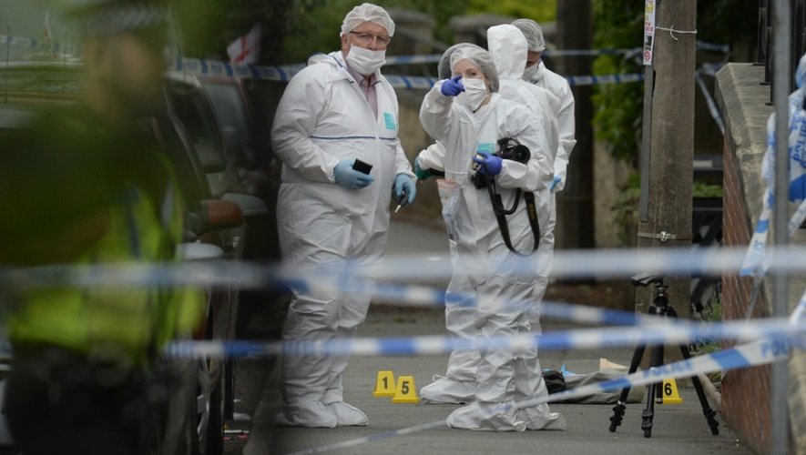 La police scientifique sur le site de l'attaque mortelle de la députée britannique Jo Cox, le 16 juin 2016 à Birstall dans le nord de l'Angleterre