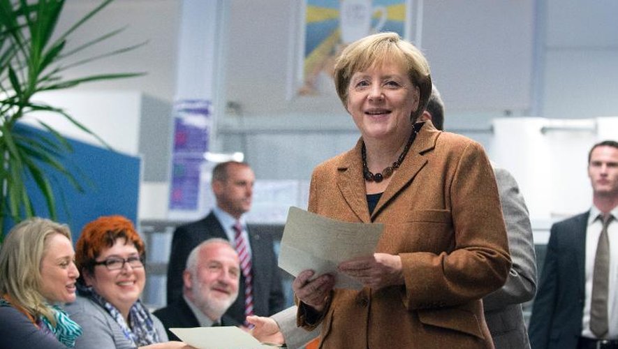 Angela Merkel avec son bulletin de vote dans les mains, le 22 septembre 2013 à Berlin