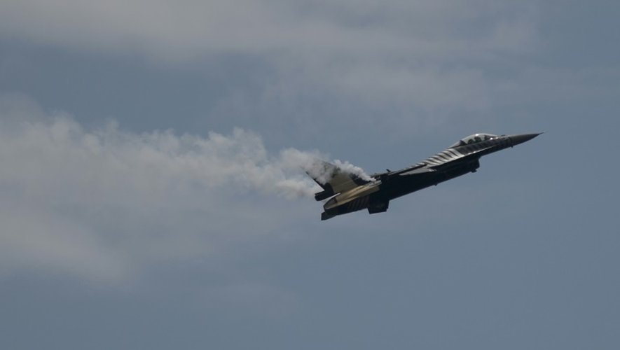 Un F-16 turc fait une démonstration de vol le 21 juin 2015 pendant le festival Airshow de Motril, dans le sud de l'Espagne