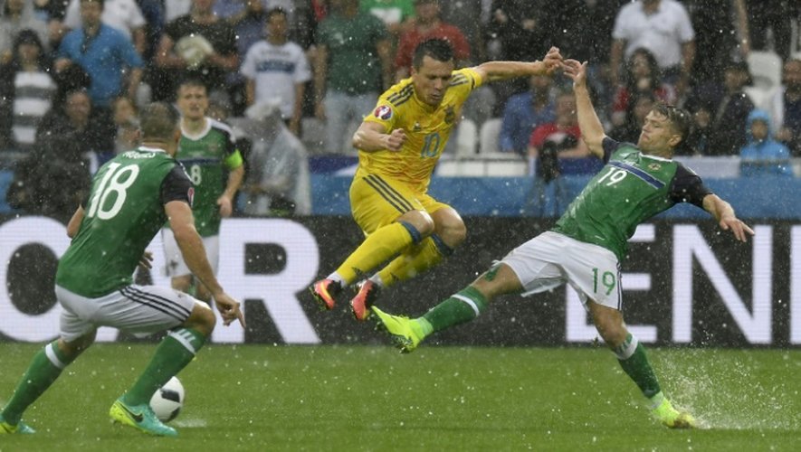 Les nord-irlandais Aaron Hughes (g) et Jamie Ward (d), opposés à l'Ukrainien Yevhen Konoplyanka, lors du match entre leurs deux équipes, au premier tour de l'Euro, à Décines-Charpieu près de Lyon, le 16 juin 2016