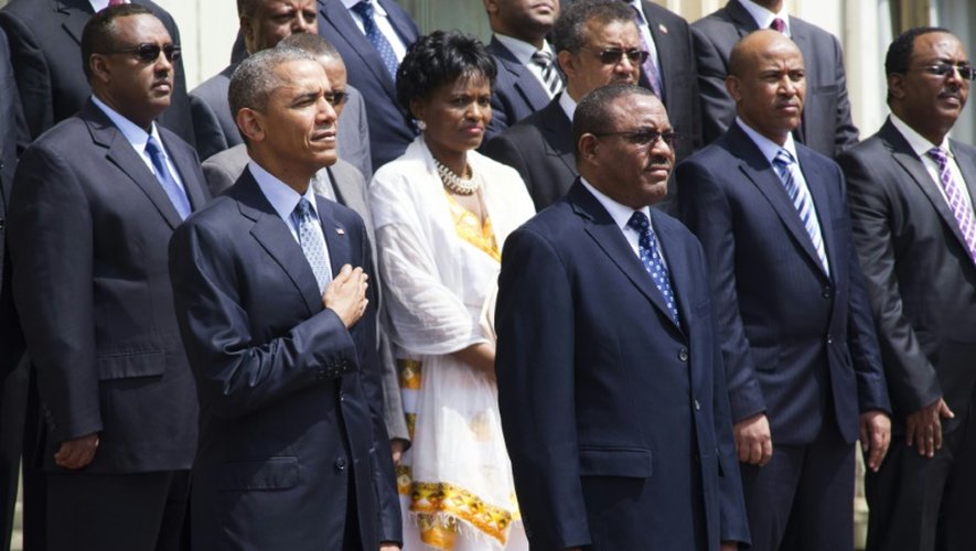 Le président Barack Obama écoute l'hymne national américain le 27 juillet 2015 aux côtés du Premier ministre éthiopien Hailemariam Desalegn (d), à Addis Abeba