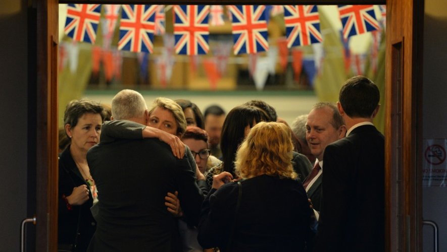 La députée travailliste Yvette Cooper (3e gauche) prend dans ses bras l'évêque de Leeds Nick Baines (2e droite) dans l'église Saint Peter's de Birstall lors d'une cérémonie en sa mémoire, le 16 juin 2016