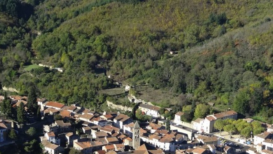 La via Tolosana traverse le hameau.