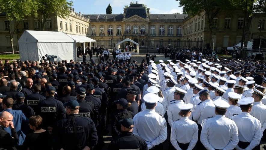 Des policiers lors de la cérémonie d'hommage au policier Jean-Baptiste Salvaing et à sa compagne Jessica Schneider, le 17 juin 2016 à Versailles