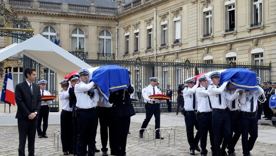 Les cercueils recouverts de drapeaux tricolore  portés par des collègues des deux fonctionnaires lors de la cérémonie d'hommage le 17 juin 2016 à Versailles