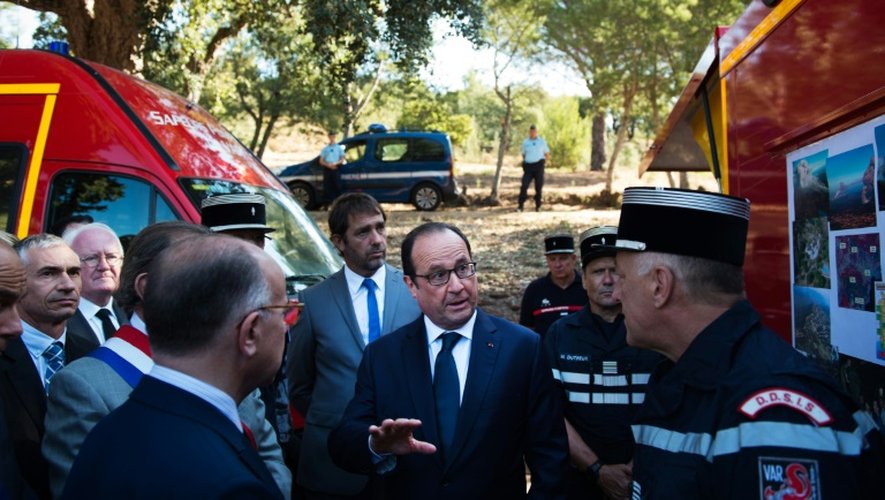 François Hollande avec des pompiers le 27 juillet 2015 à Bormes-les-Mimosas