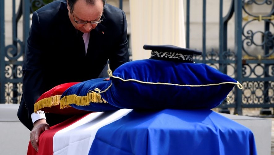 François Hollande s'incline devant les cercueils lors de la cérémonie d'hommage au policier et sa compagne, le 17 juin 2016 à Versailles