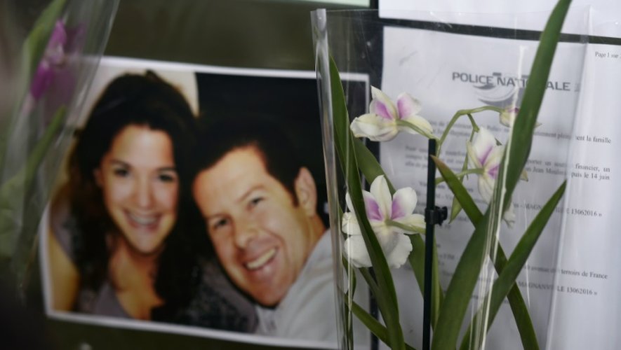 Des fleurs devant une photo de Jessica Schneider et Jean-Baptiste Salvaing lors de l'hommage qui leur a été rendu le 16 juin 2016 à Mantes-le-Jolie