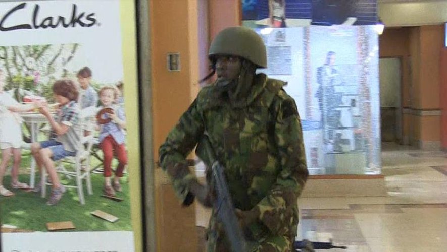 Capture d'écran en date du 21 septembre 2013 d'un soldat kenyan dans le centre commercial de Nairobi Westgate
